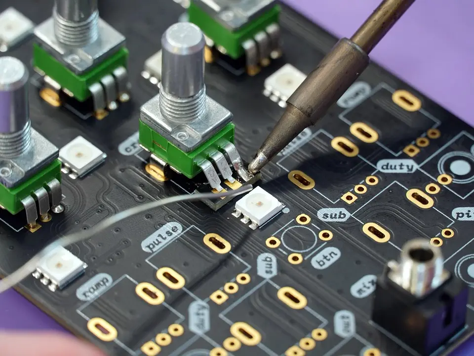 PCB con sustrato FR-4 y componentes electrónicos